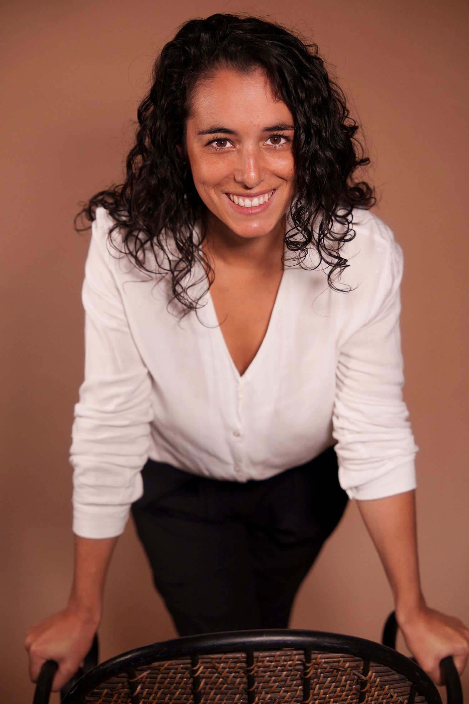 Portrait professionnel de femme entrepreneur en studio nomade