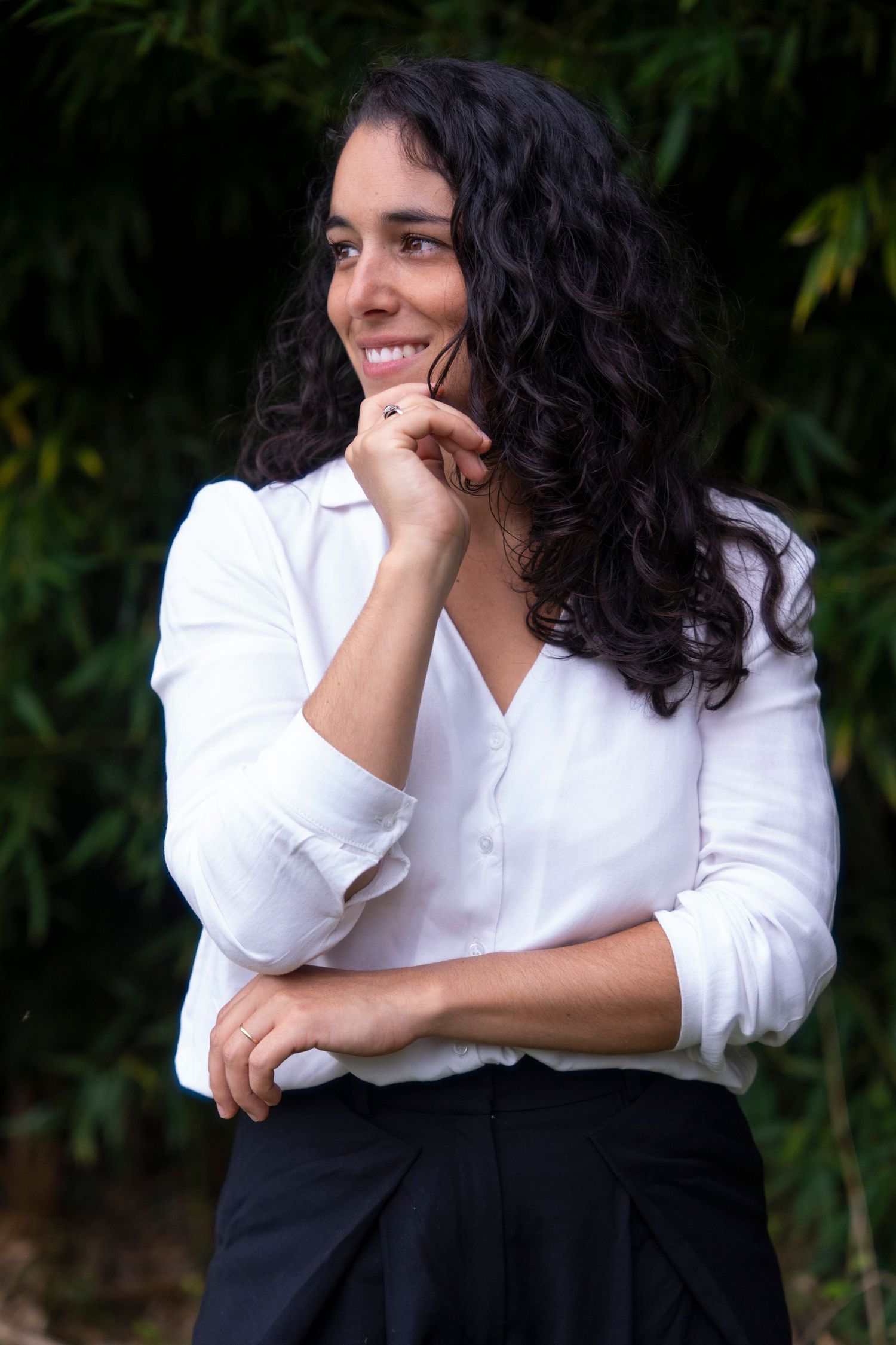 Portrait professionnel femme créatrice en pleine nature, image de marque