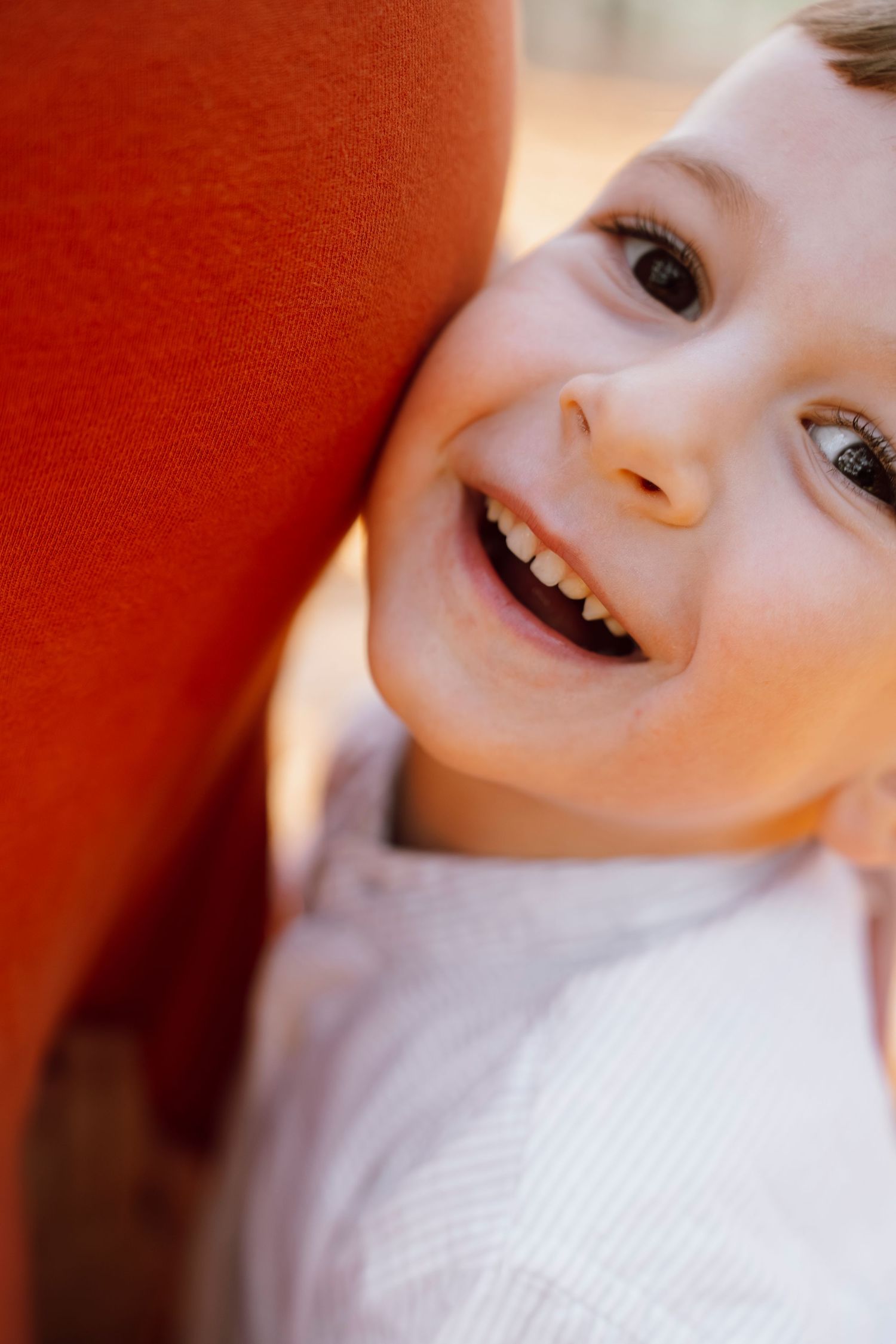Portrait enfant souriant séance photo famille, en Occitanie.