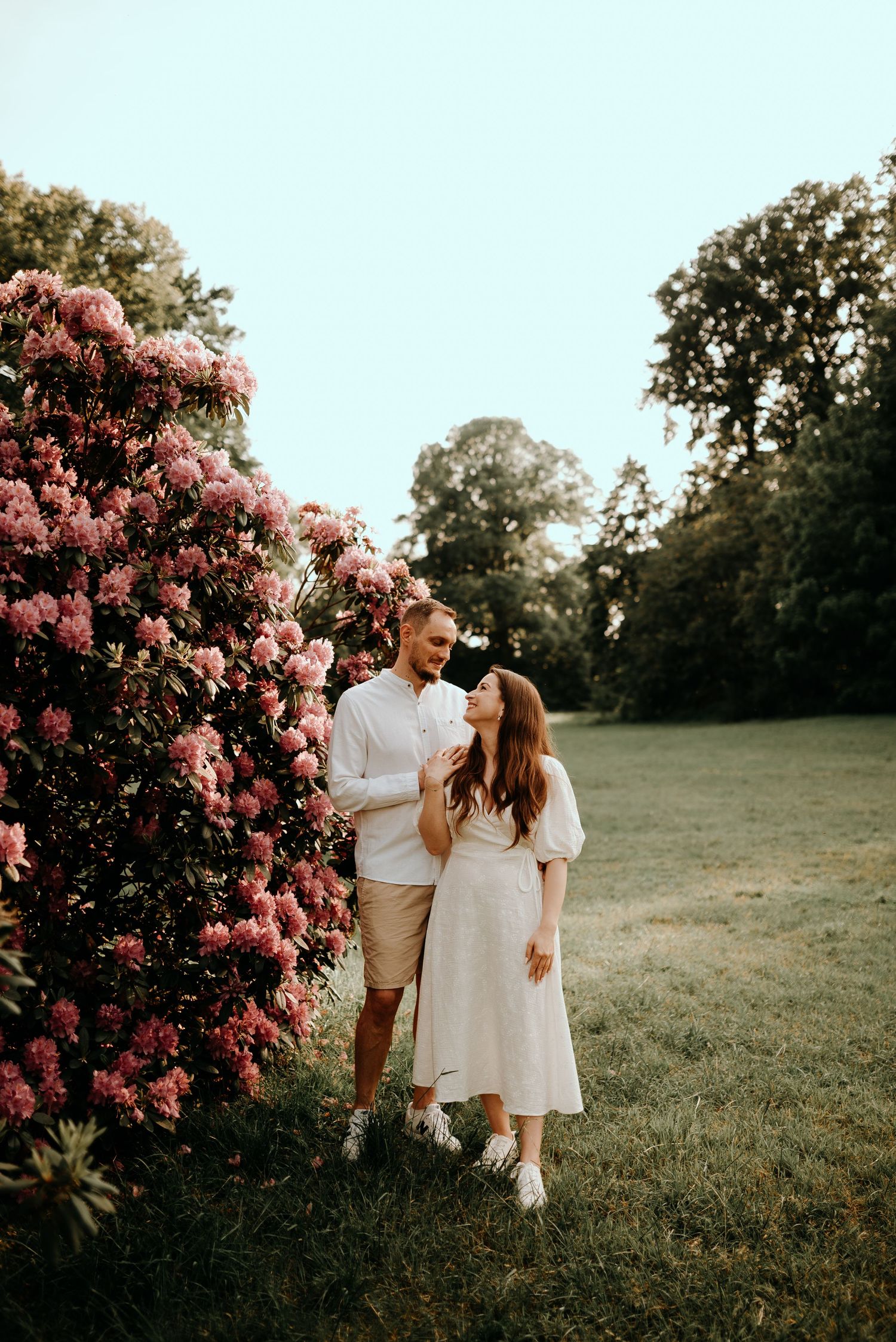 Sesja narzeczeńska w Pszczynie, fotograf ślubny Katowice Kraków Pszczyna, sesja w parku pszczyńskim, rododendrony w Pszczynie