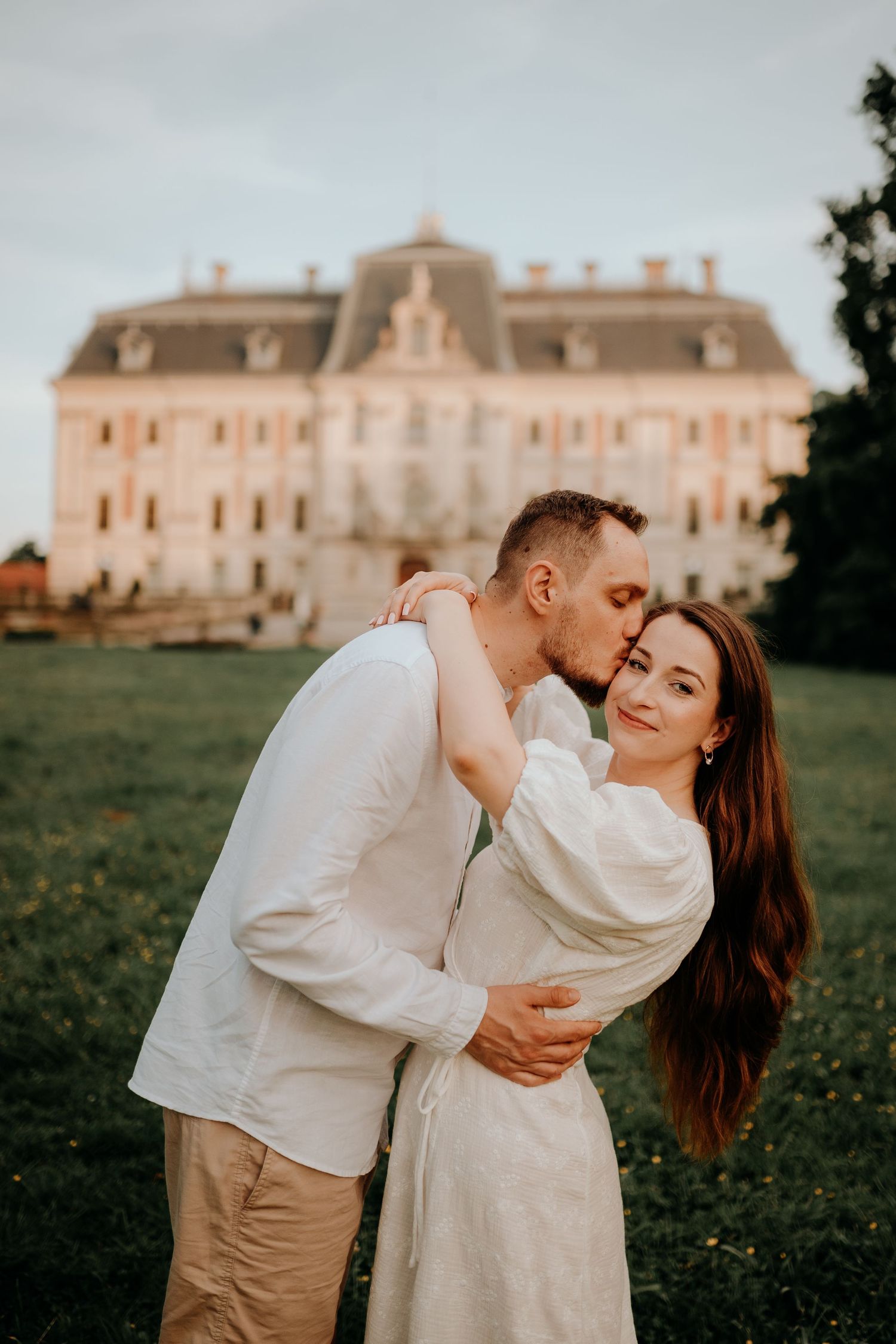 Sesja narzeczeńska w Pszczynie, fotograf ślubny Katowice Kraków Pszczyna, sesja w parku pszczyńskim, rododendrony w Pszczynie