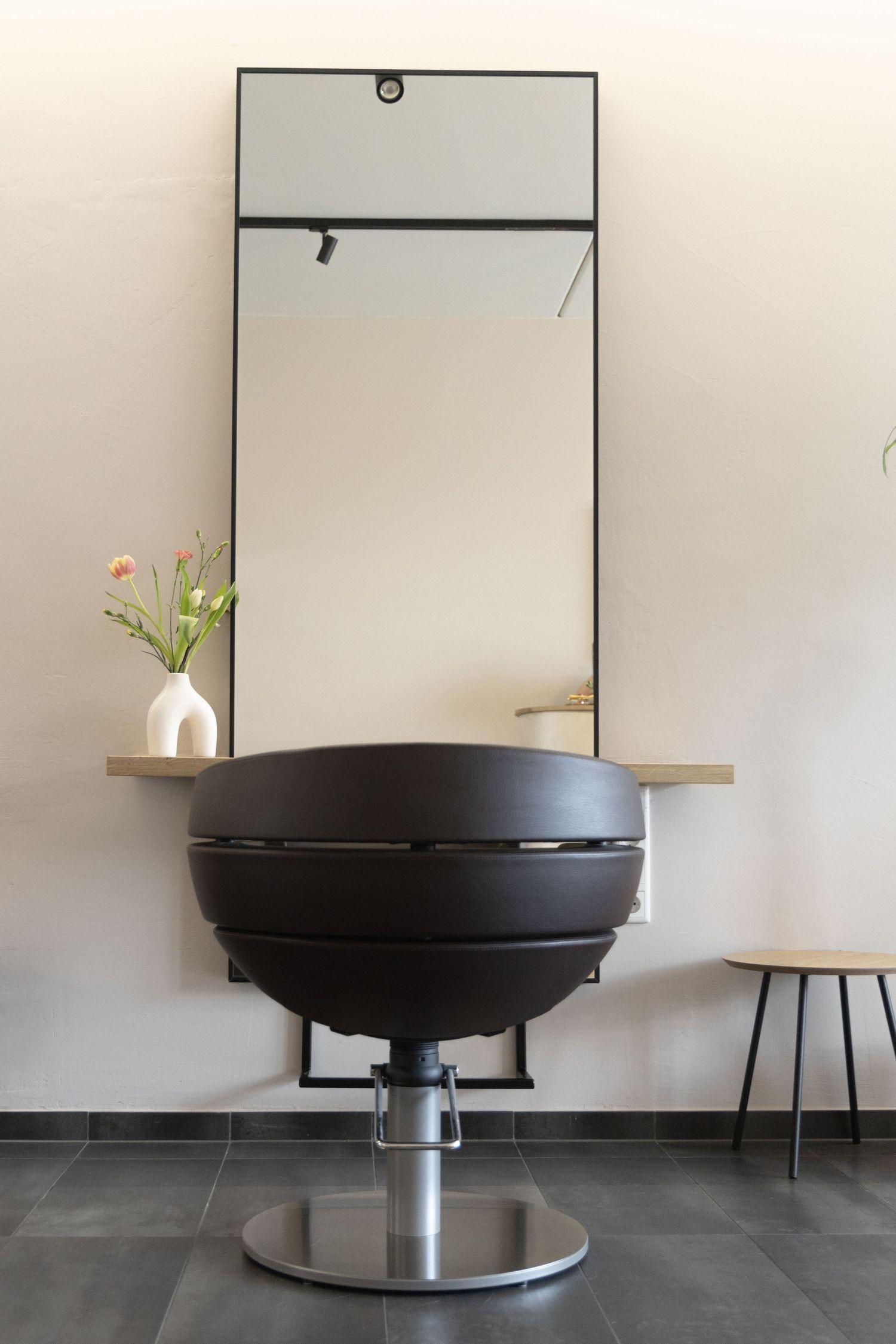 einladend Friseurstudioeinrichtung mit modernen Designelementen, professionell fotografiert - elegant und harmonisch