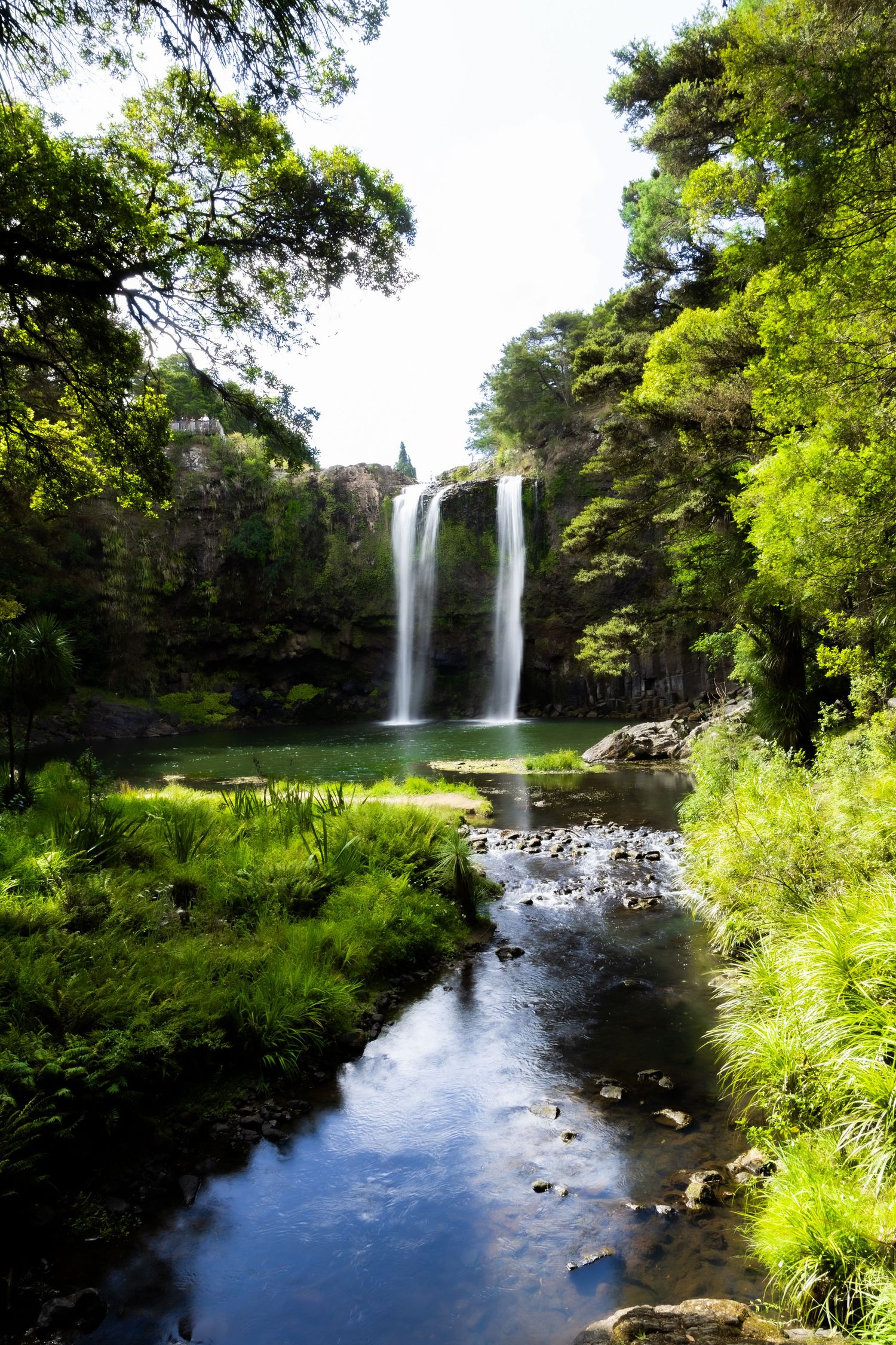 Wasserfall, dessen Wasser in kühlen, weißen Strömen über felsige Klippen fällt und eine ruhige, erfrischende Atmosphäre schafft