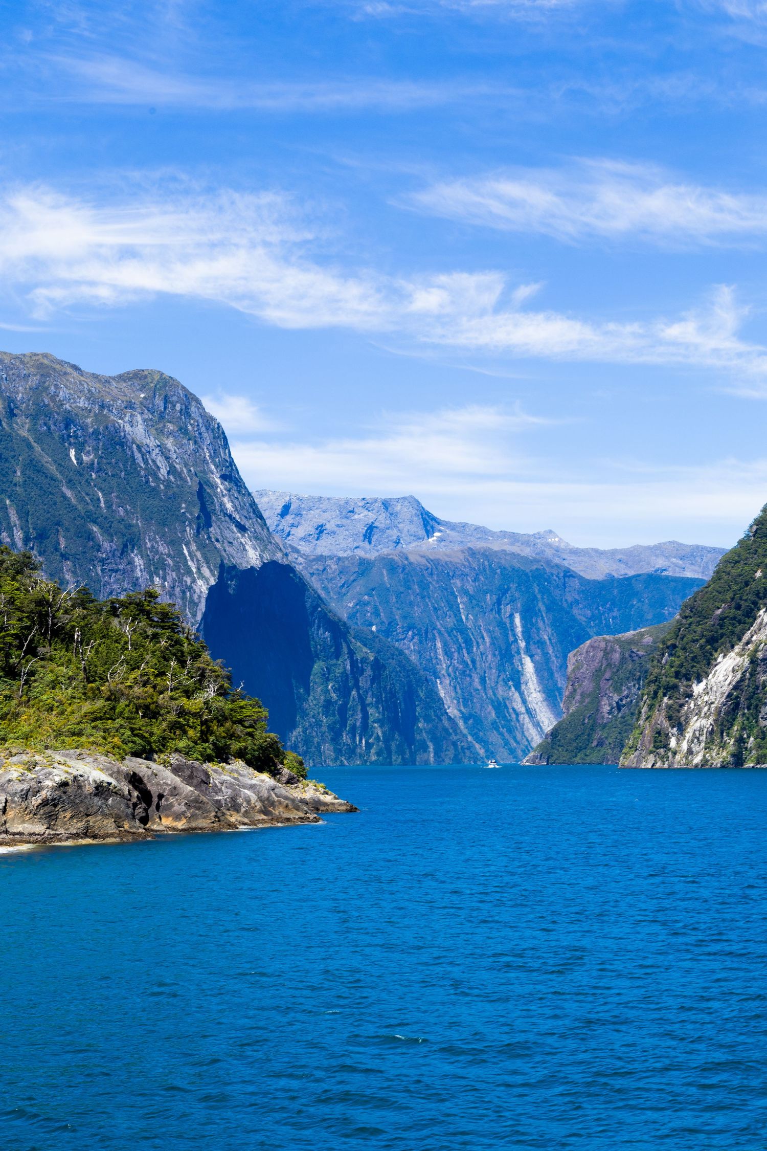 Atemberaubende Landschaft von Milford Sound in Neuseeland, mit dramatischen Bergen und ruhig, spiegelndem Wasser