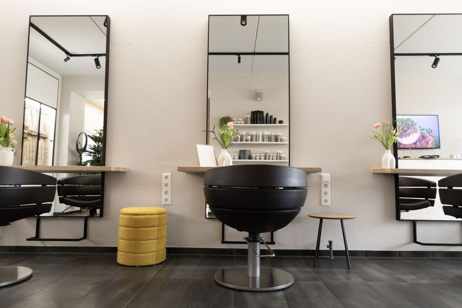 Elegantes Friseurstudio mit stilvollem Interieur, professionell fotografiert, um die entspannte und hochwertige Atmosphäre des Salons zu zei
