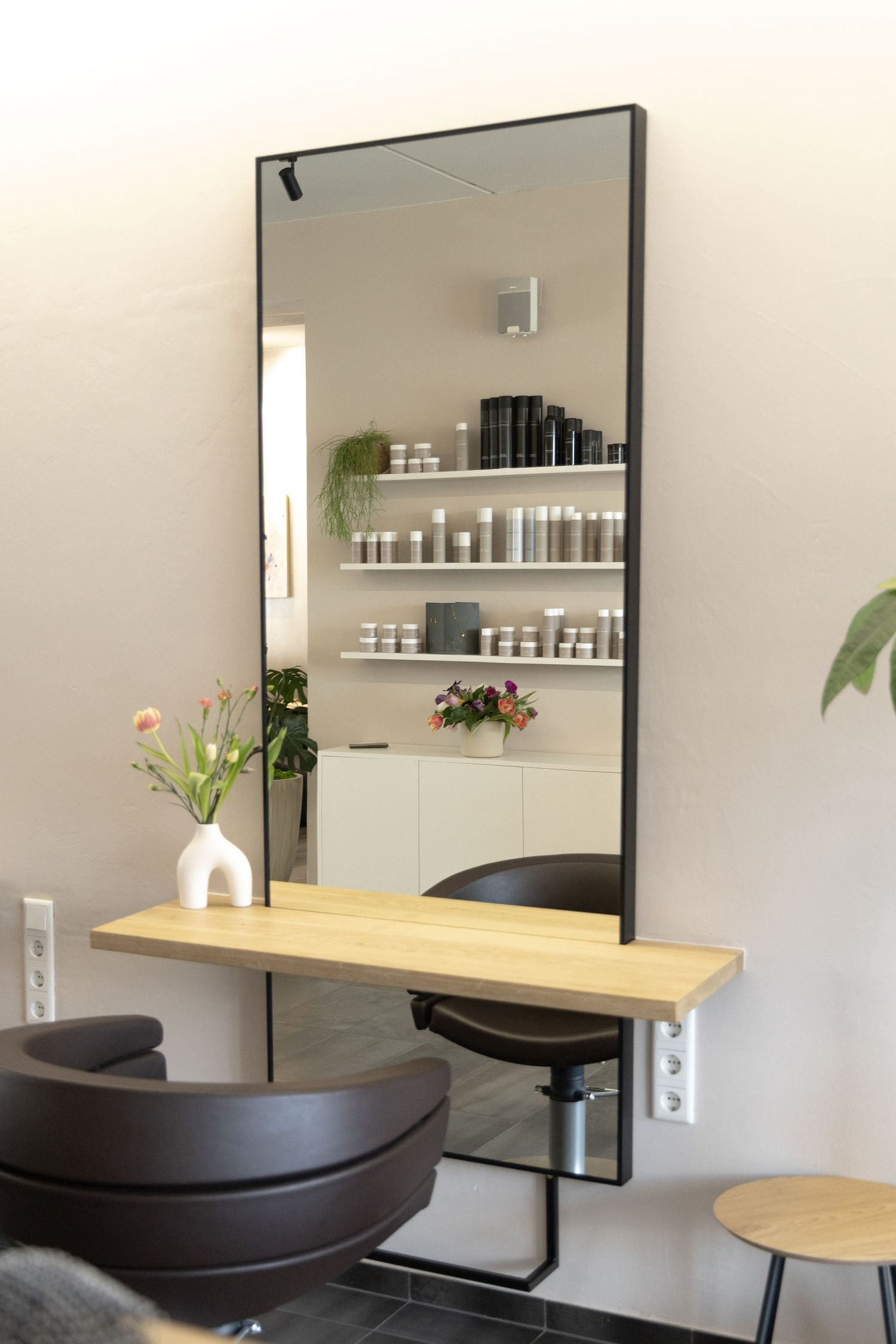 Produktbild eines Friseurstuhl und Spiegels, professionell fotografiert, um die elegante Einrichtung und das Design des Friseurstudios