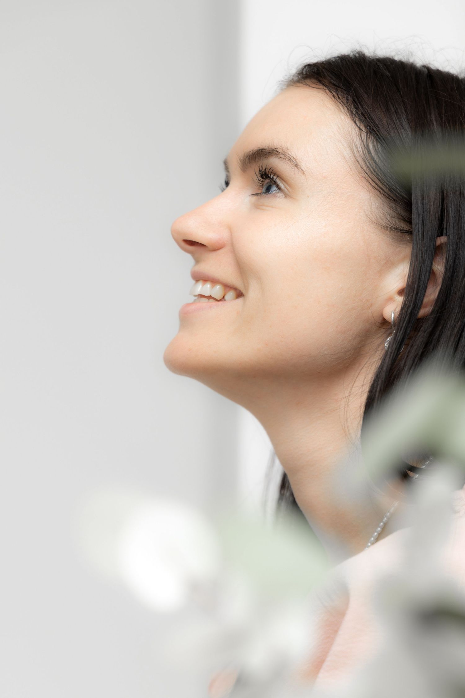 Detailaufnahme einer Frau, die ihre Augen und Gesichtszüge betont, um Authentizität und Ausdruck zu vermitteln.