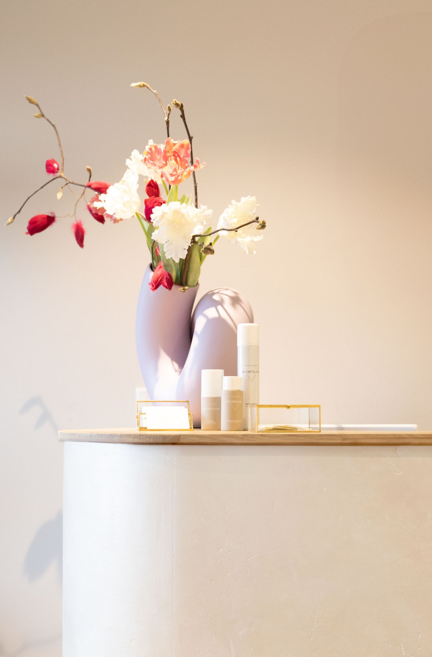 Elegantes Produktbild eines Empfangbereichs, professionell fotografiert, um die Details Design und die Funktionalität des Möbels zu betonen.