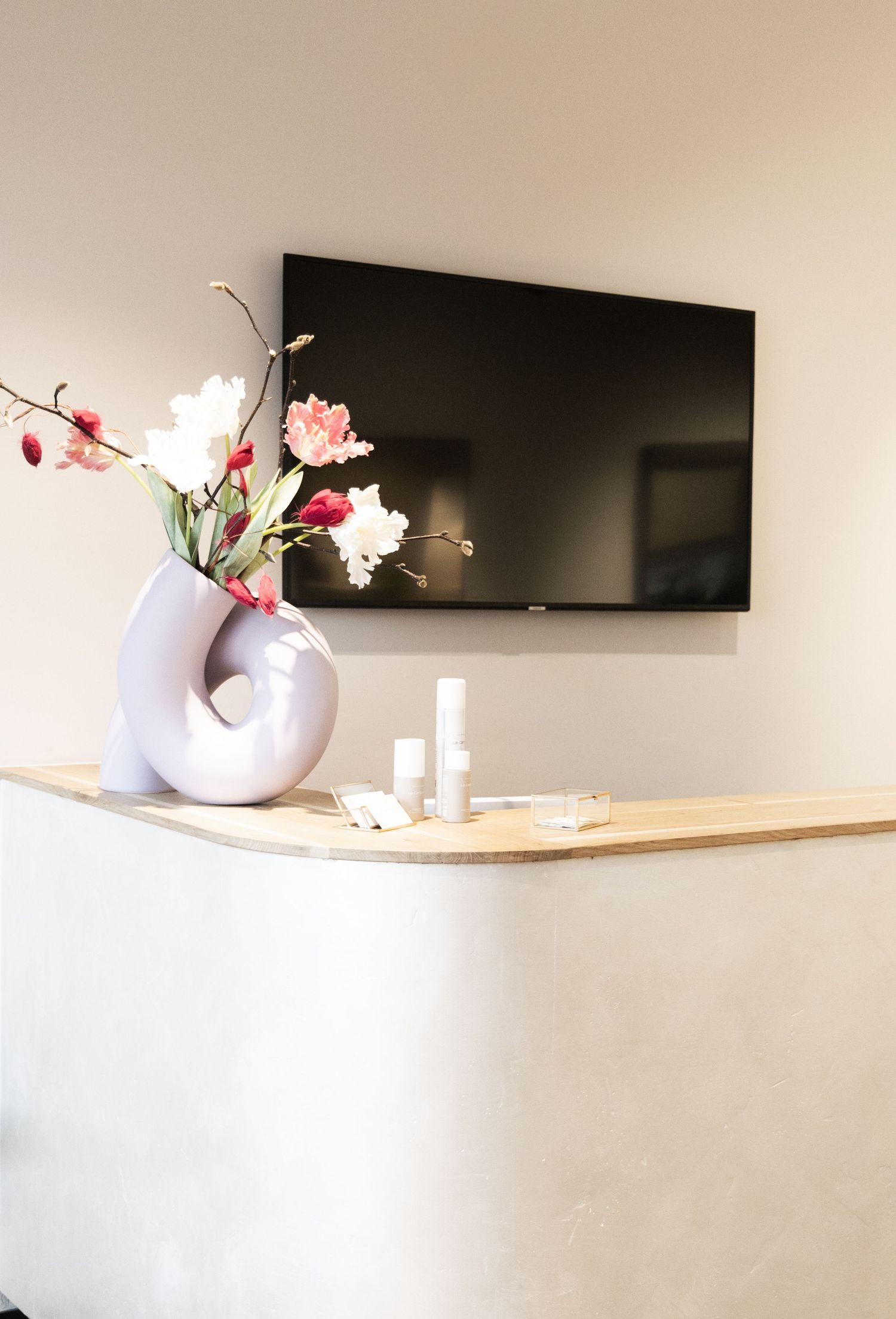 Elegantes Produktbild eines Empfangstisches, professionell fotografiert, um das Design und die Funktionalität des Möbels zu betonen.