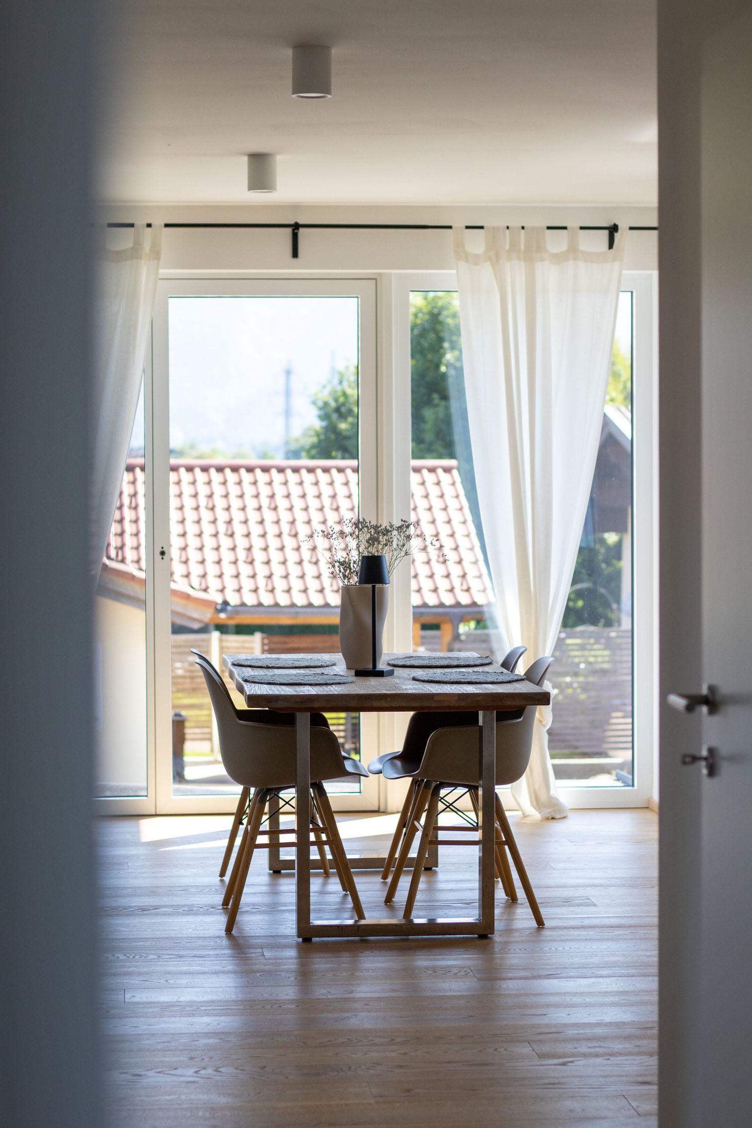 Bildausschnitt einer stilvolle Einrichtung mit Sesseln und Holztisch in einem modernen Interieur und hellen Umfeld