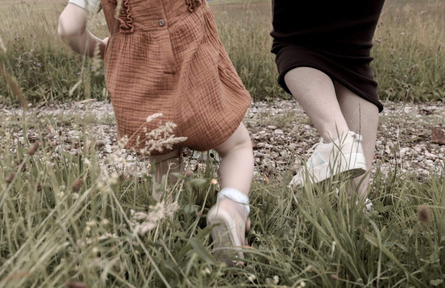Herzliches Familien-Shooting, das die Bindung und die Emotionen zwischen Eltern und Kindern zeigt.“
