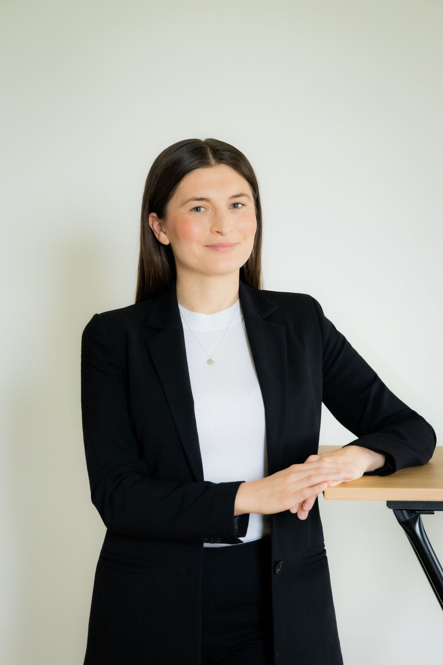 Elegantes Porträt einer Frau in einem stilvollen Outfit, professionell aufgenommen, um Selbstbewusstsein zu unterstreichen