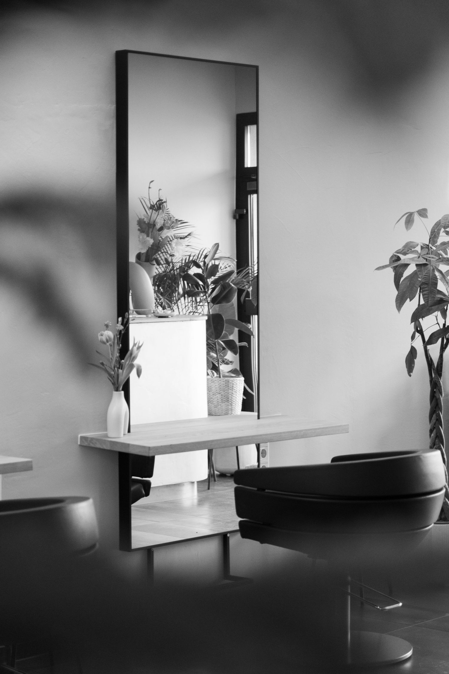 Elegante Friseurstudioeinrichtung mit modernen Möbeln, in stilvoller Atmosphäre eingefangen in einer professionellen Fotografie