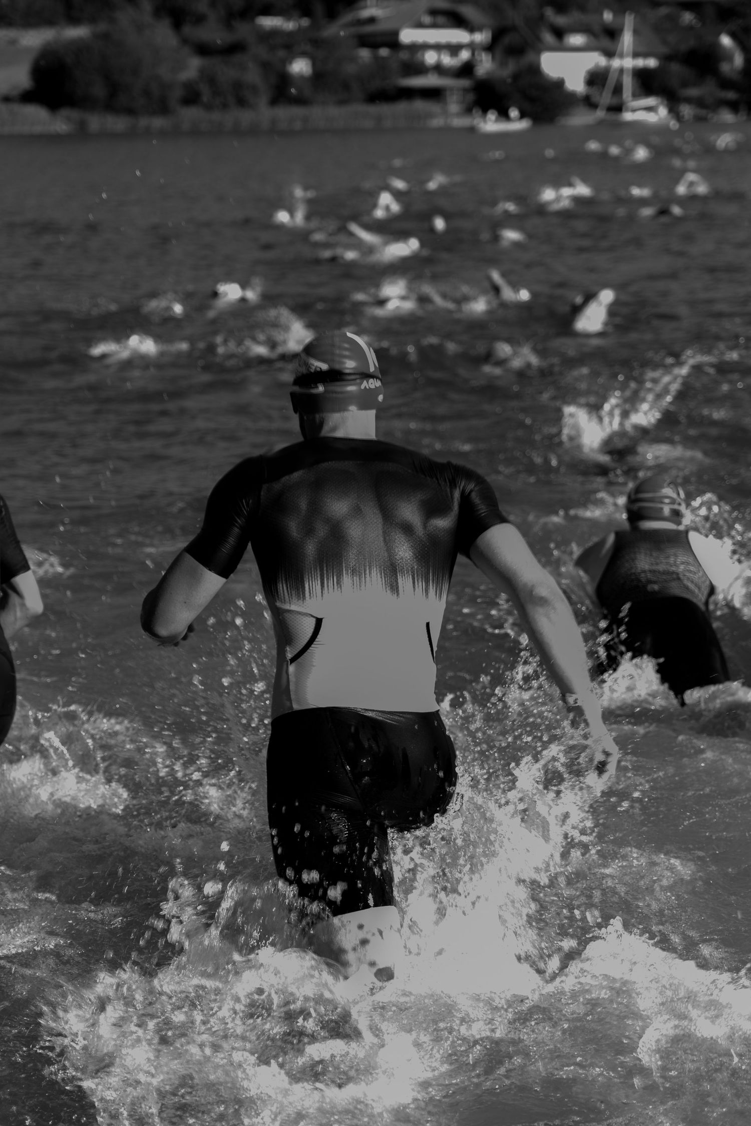 Dynamische Bewegung eines Mannes beim Schwimmen, professionelle Fotografie für Geschwindigkeit