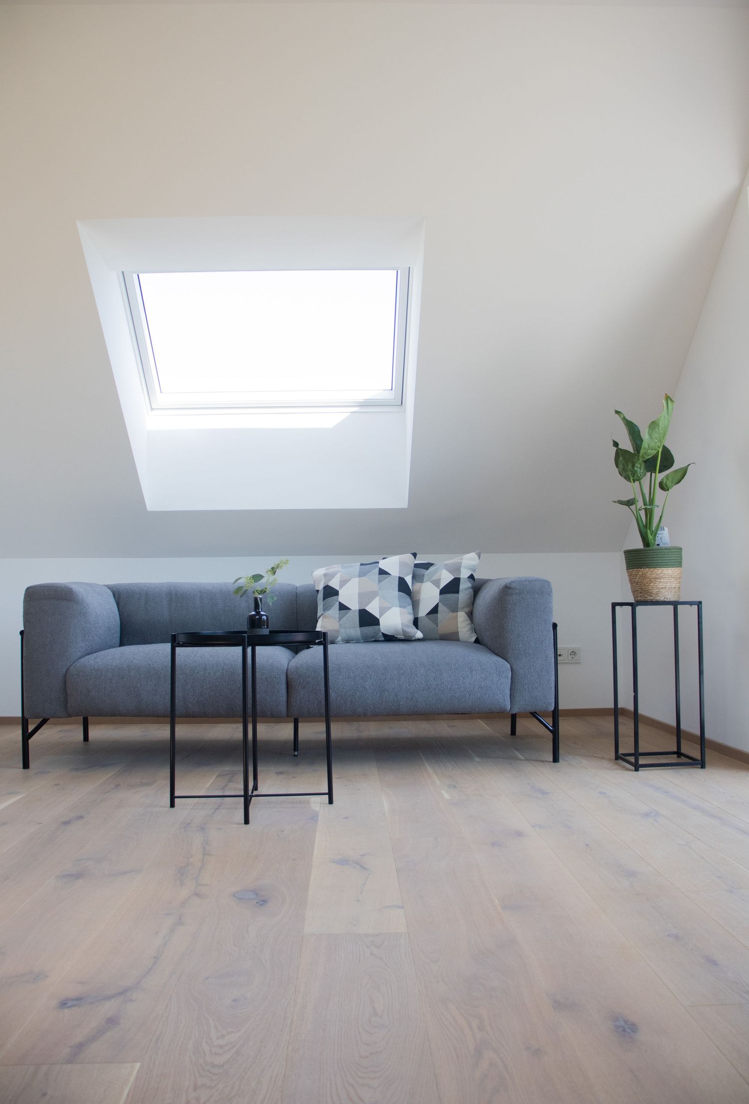 moderne Inneneinrichtung mit eleganten Möbeln und minimalistischer Gestaltung, die eine ruhige und stilvolle Atmosphäre schafft.