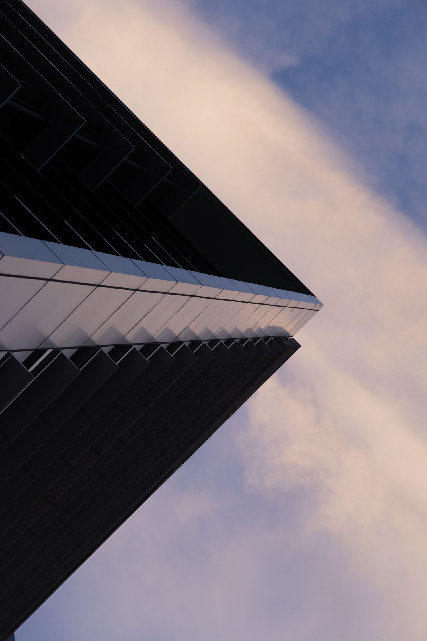 Kreative Architekturaufnahme mit modernem Design, die einzigartige Formen und Strukturen kombiniert, vor einem faszinierenden Hintergrund