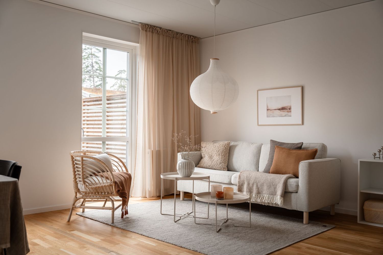 Ljus interiör med arkitektoniska detaljer.