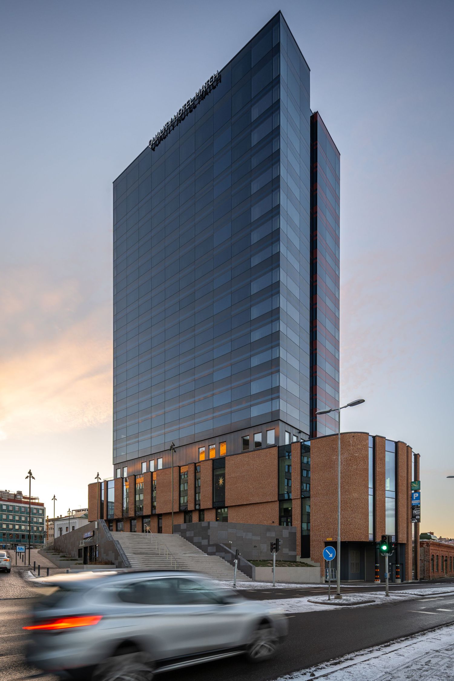Hotellbyggnad fotograferad i kvällsljus.