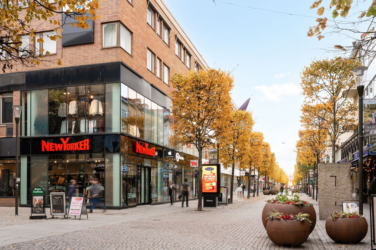Arkitekturkomposition med naturligt ljus.