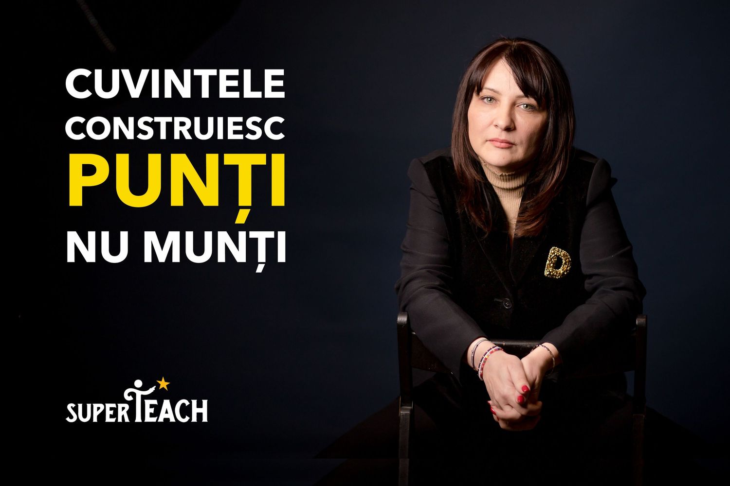 Woman sitting against dark background with Romanian text 'Cuvintele Construiesc Punti Nu Munti' and SuperTeach logo.