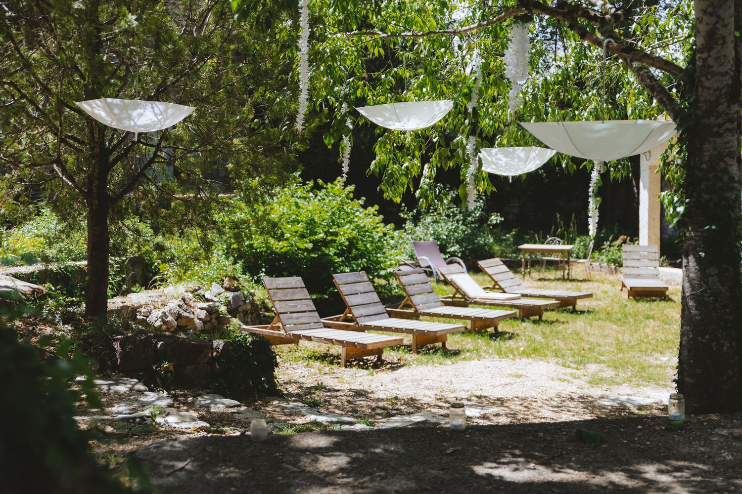 Jardin cosy, avec chaises longues, entouré de verdure à Montrieux le hameau. Maureen Bouchard photographe Var et Provence