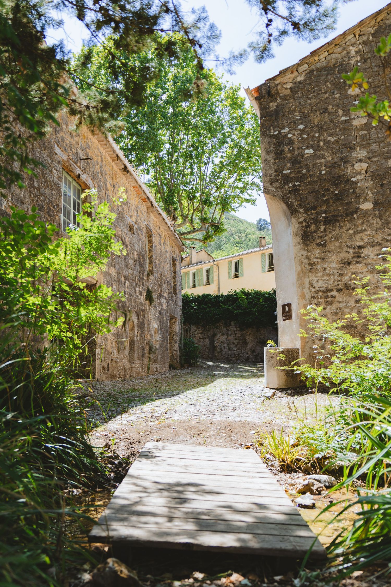 Ruelle rustique en pierre dans un petit hameau provençal. Montrieux le hameau. 
Maureen Bouchard Photographe Var et Provence