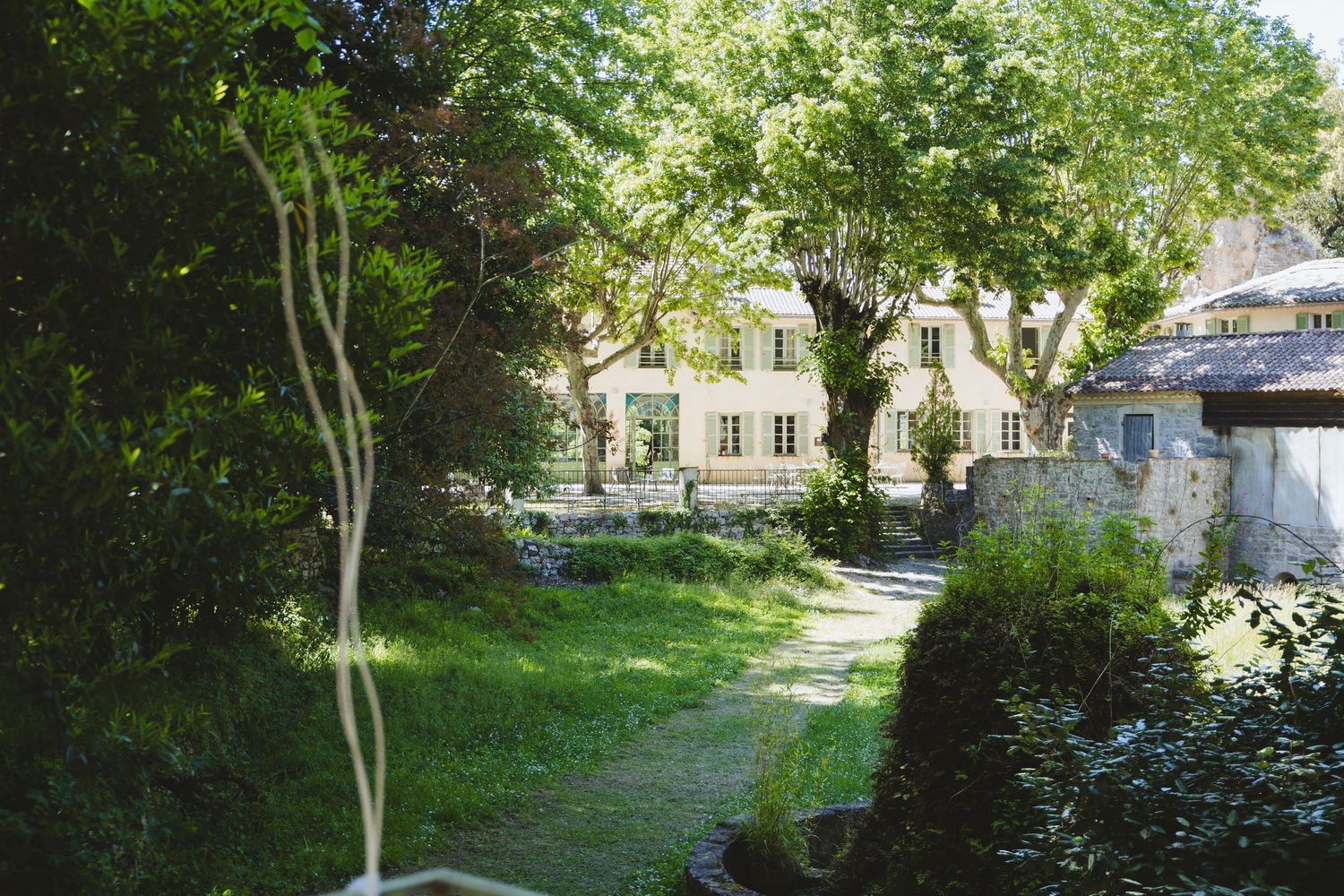 Jardin luxuriant, avec salle de réception au fond du jardin. Montrieux le hameau.
Maureen Bouchard photographe Var et Provence.