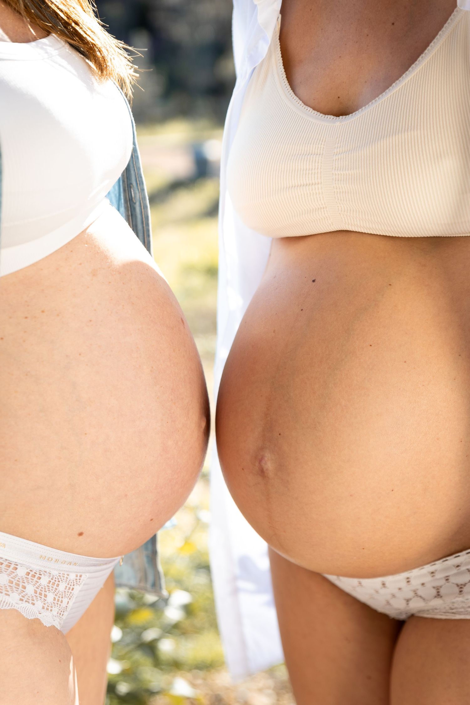 Photo de grossesse, 2 soeurs enceinte, les 2 ventres rond. Photographe grossesse Var et Provence