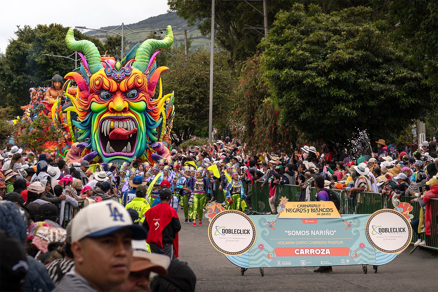 The atmosphere of a carnival in Colombia with the parade approaching.