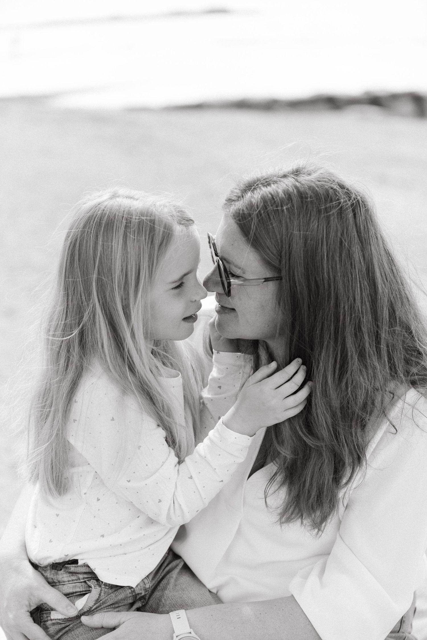 Portrait mère-fille en noir et blanc lors d’une mini-séance maternité à Vevey