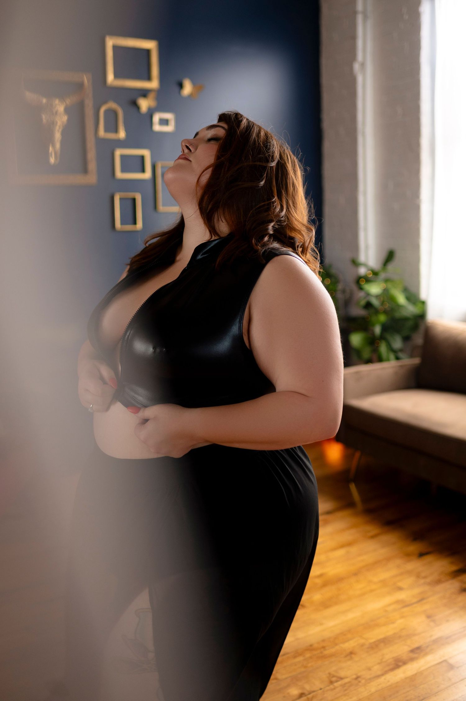 curvy woman in black for boudoir photoshoot in buffalo ny