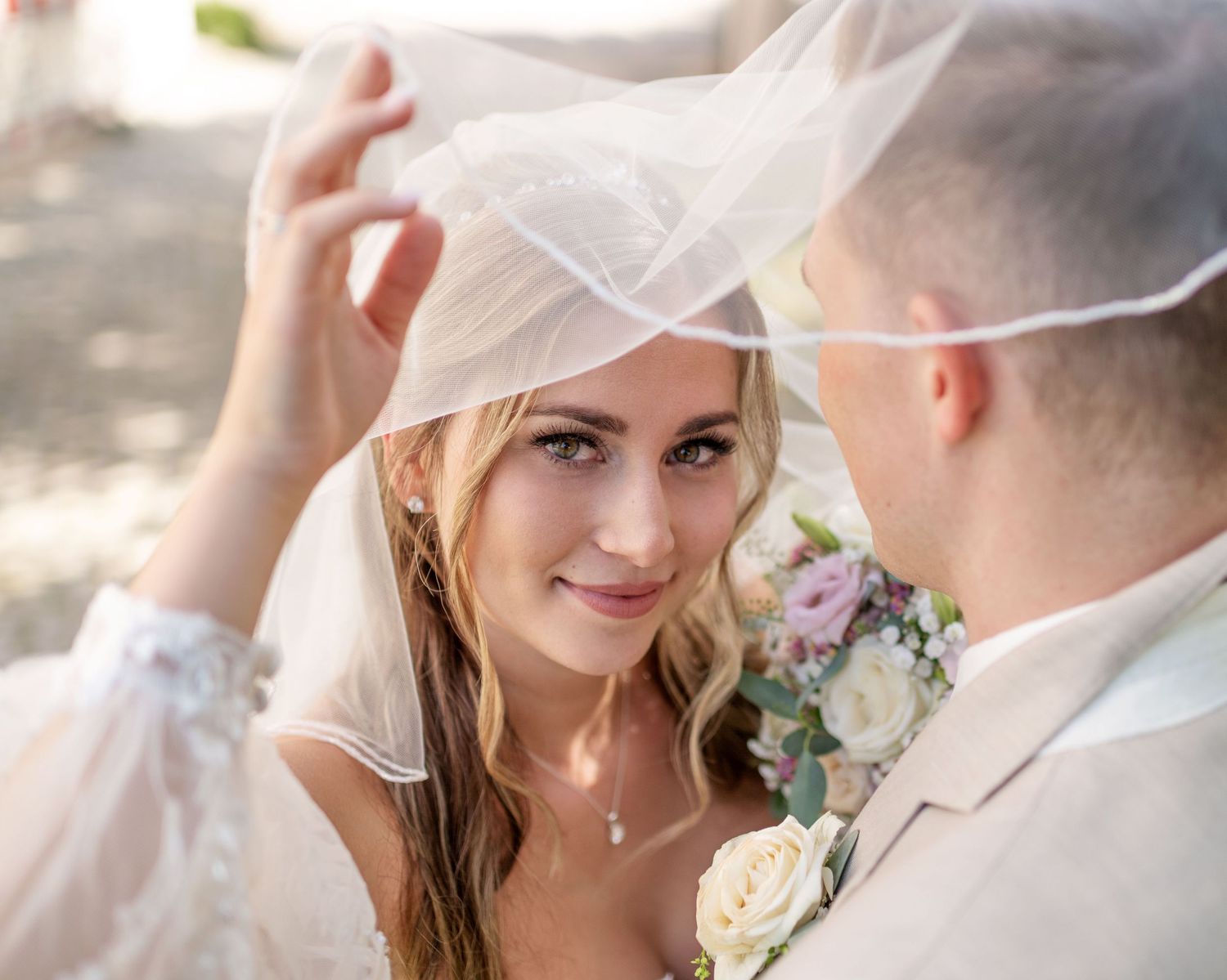 Emotionale Hochzeitsfotografie in Ulm und Neu-Ulm – natürliche Aufnahmen der Trauung und unvergessliche Brautpaarfotos von Polly Foto.