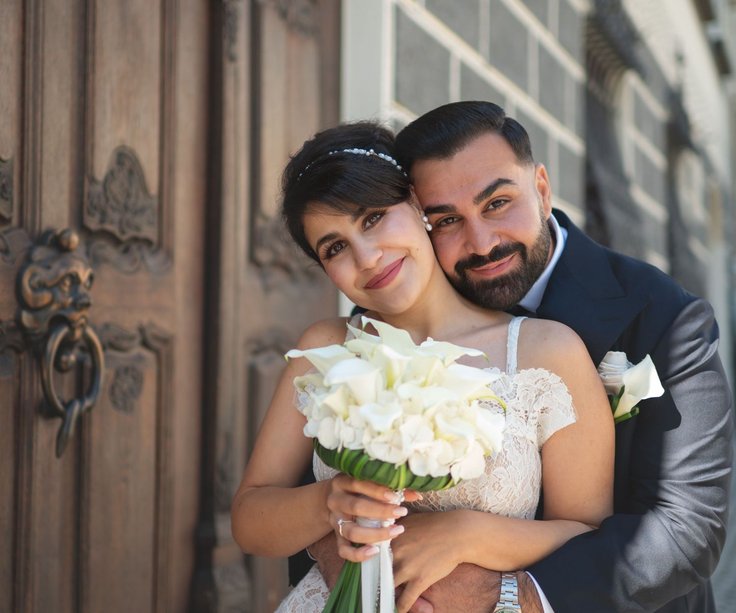 Emotionale Hochzeitsfotografie in Ulm und Neu-Ulm – natürliche Aufnahmen der Trauung und unvergessliche Brautpaarfotos. Ulmer Rathaus