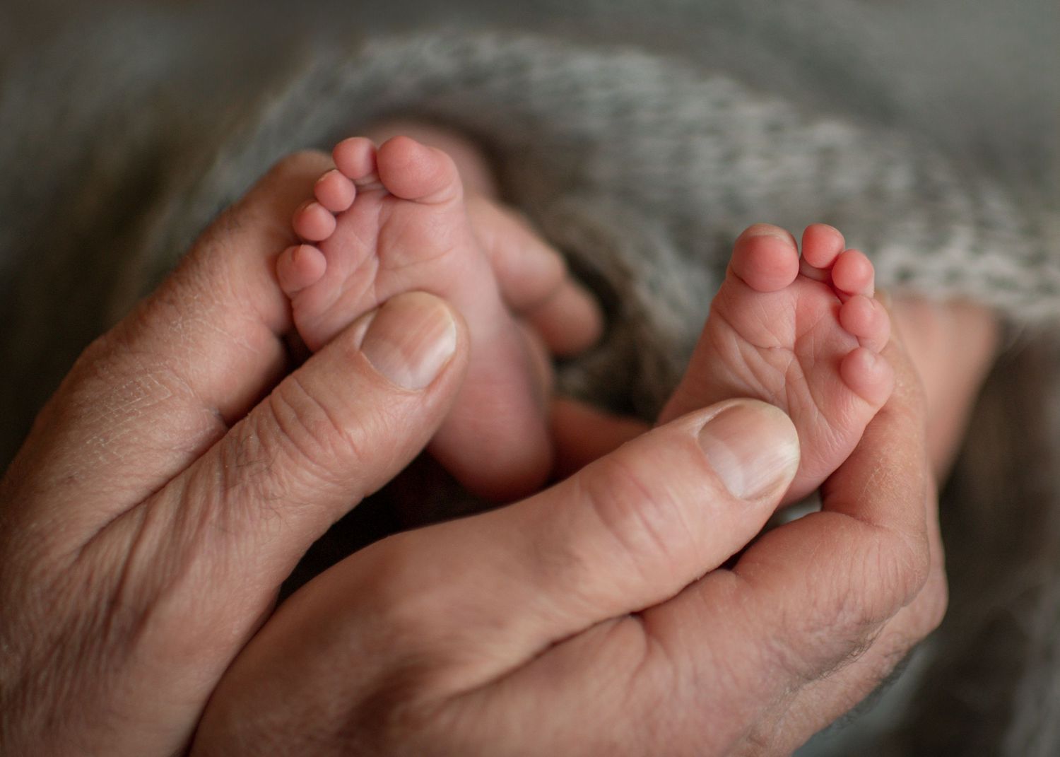 Liebevolle Baby- und Neugeborenen-Fotoshootings in Ulm, Neu-Ulm und Umgebung. Natürliche Erinnerungen an die ersten besonderen Momente