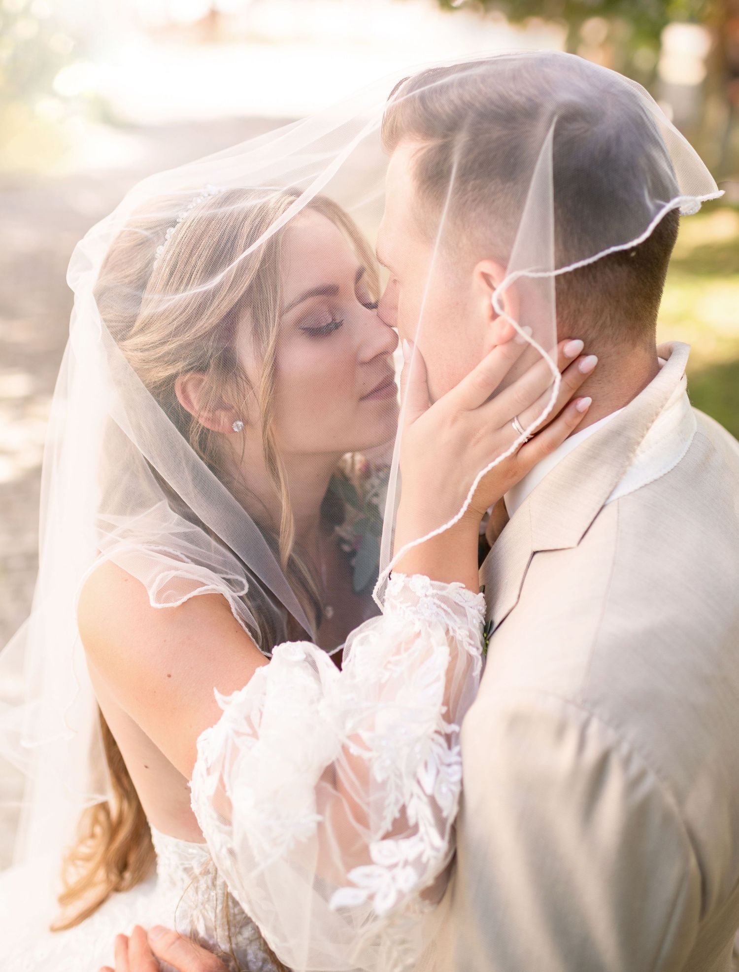 Emotionale Hochzeitsfotografie in Ulm und Neu-Ulm – natürliche Aufnahmen der Trauung und unvergessliche Brautpaarfotos von Polly Foto.