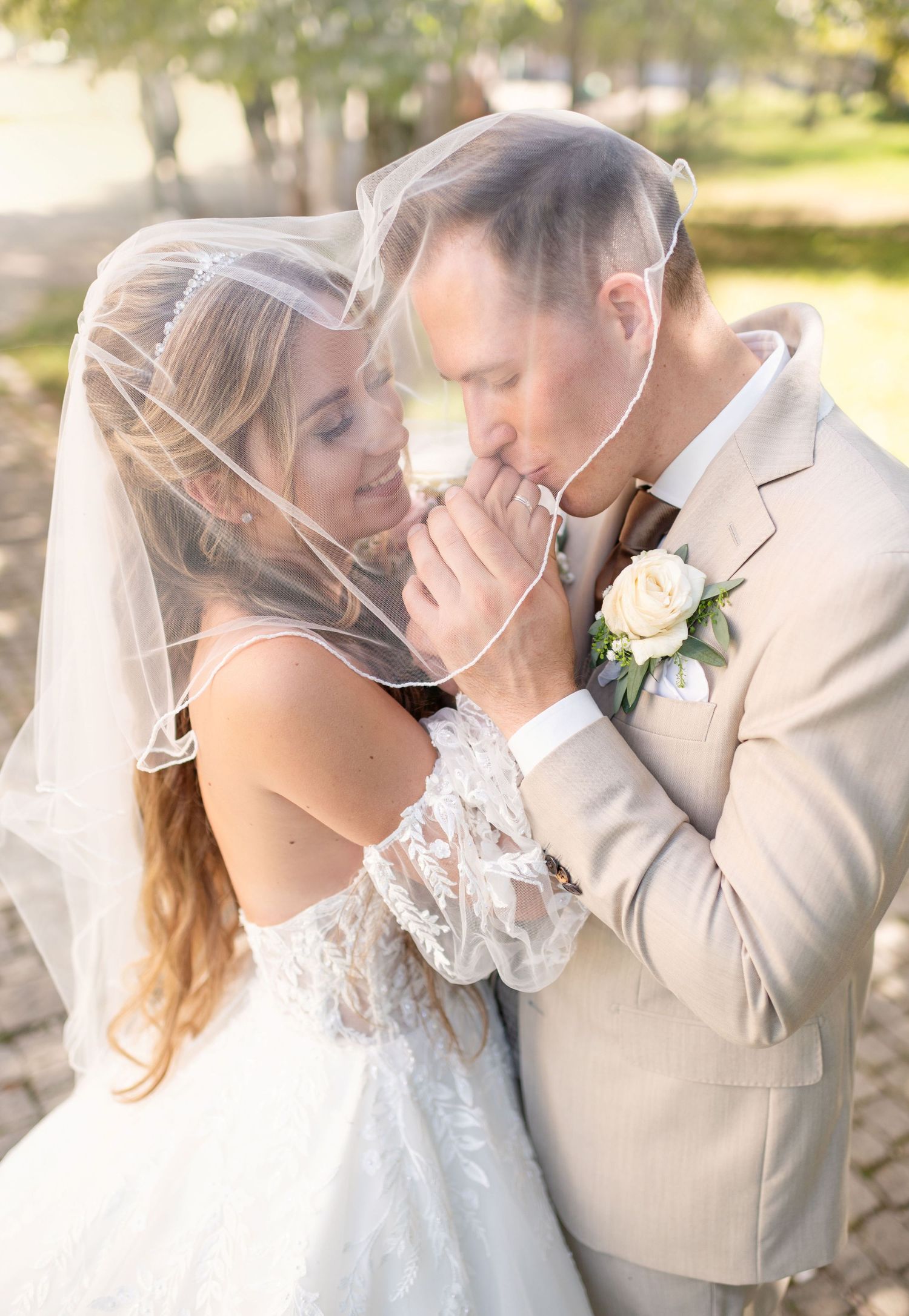 Emotionale Hochzeitsfotografie in Ulm und Neu-Ulm – natürliche Aufnahmen der Trauung und unvergessliche Brautpaarfotos von Polly Foto.