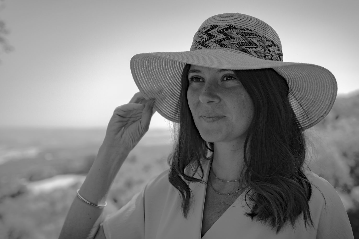 Portrait en noir et blanc d'une femme avec un chapeau, séance à Lyon
