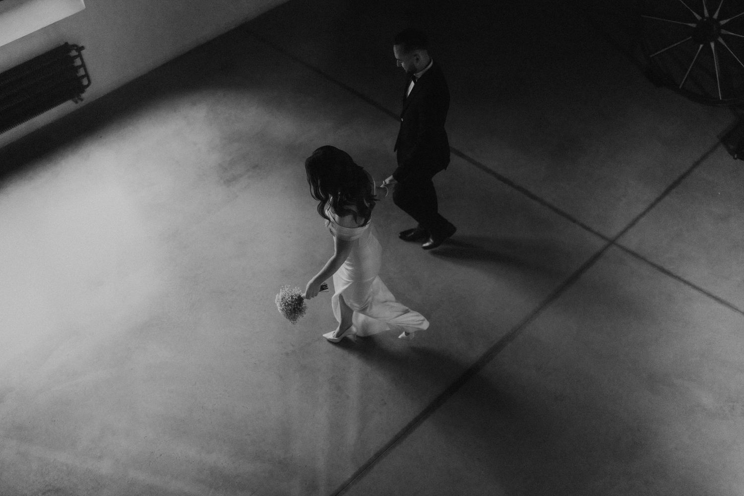 Aerial black and white wedding photo of a couple sharing their first dance on a polished floor. sesje zdjęciowe Rybnik, Wodzisław Śląski