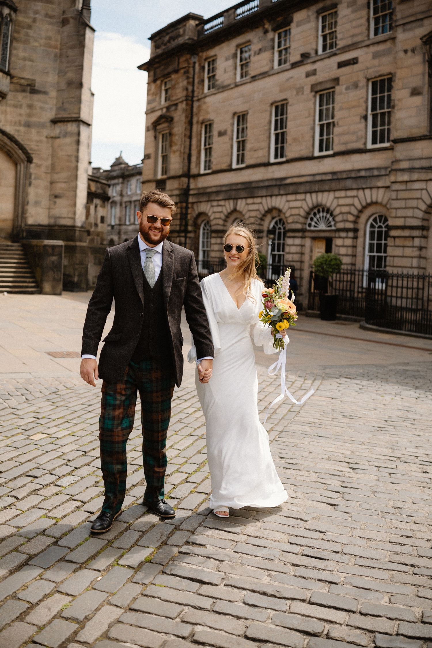Wedding photos Edinburgh city walk