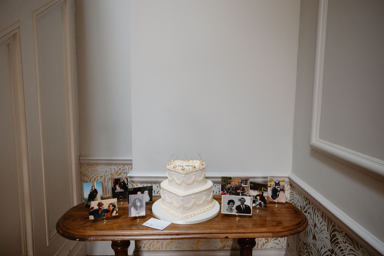 wedding photo wedding cake