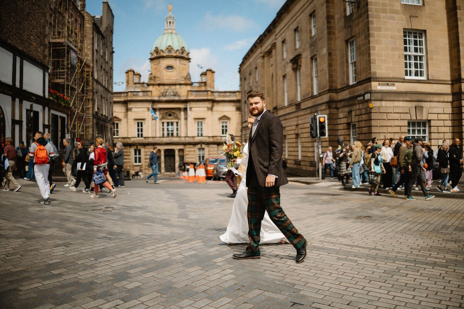 Wedding photos Edinburgh city walk