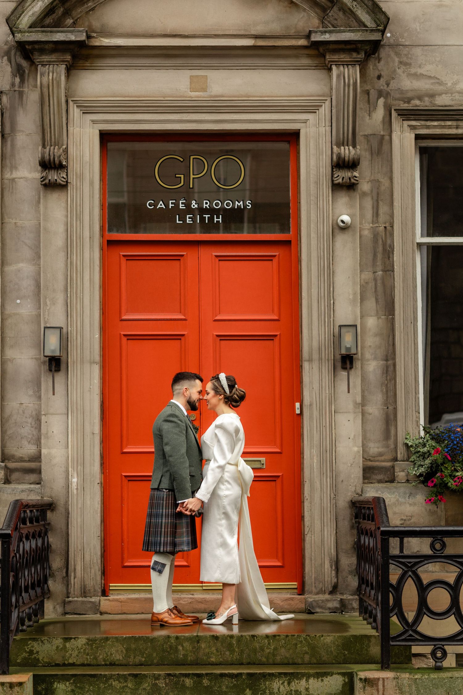 romantic couple wedding photos