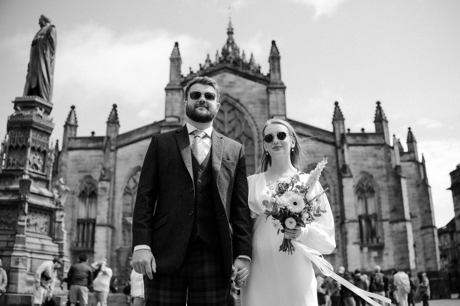 Wedding photos Edinburgh city walk