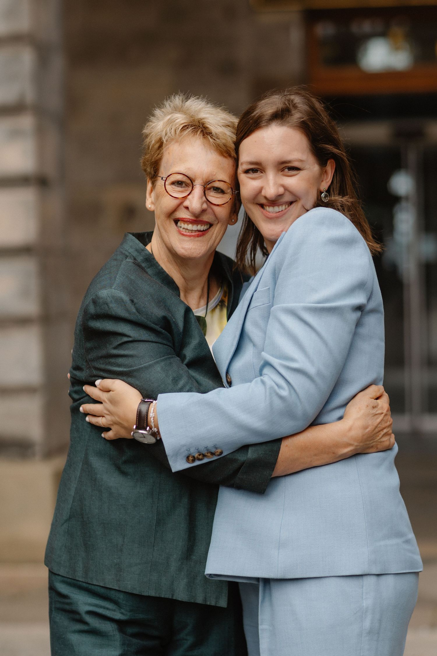 outside the Edinburgh City Chambers 
Edinburgh City Wedding photo bride and mother