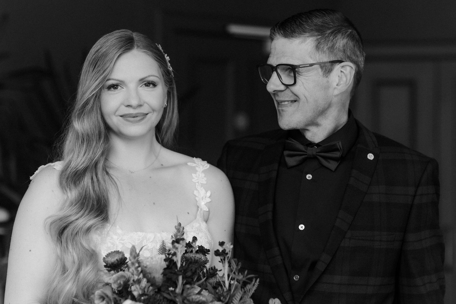 wedding photo romantic couple