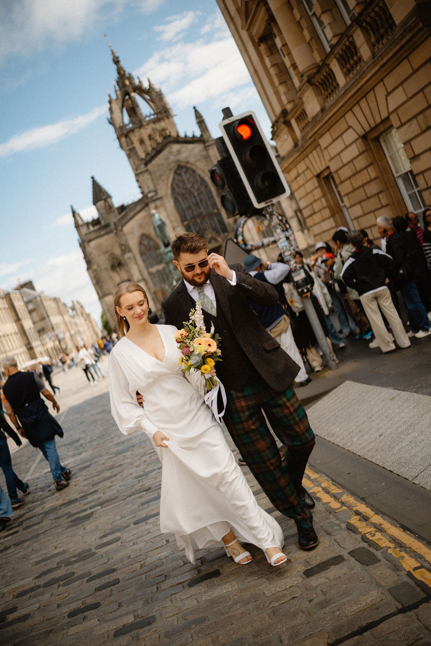 Wedding photos Edinburgh city walk