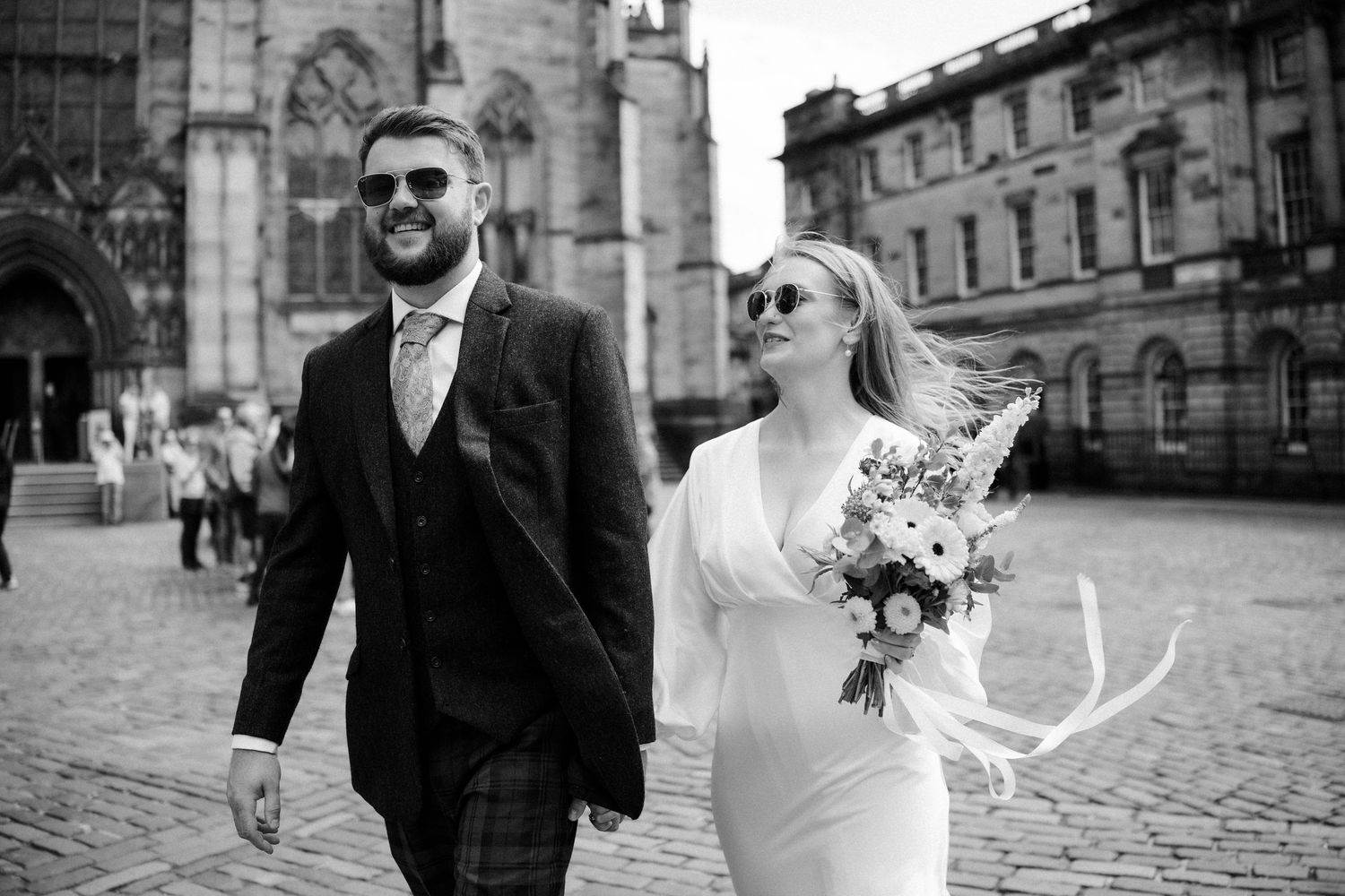 Wedding photos Edinburgh city walk
