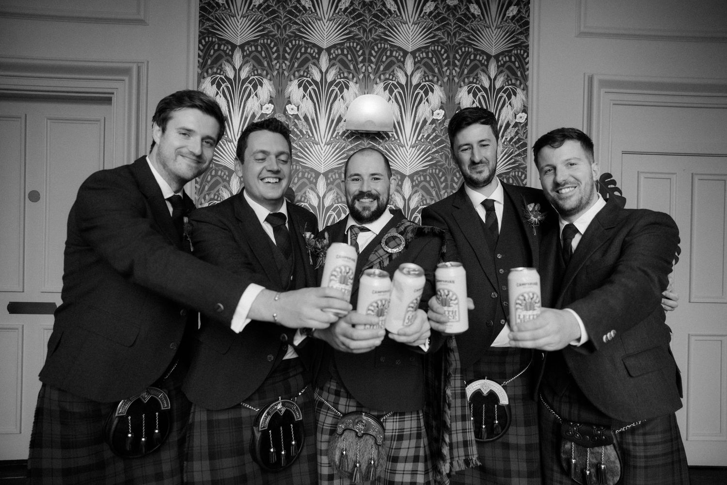 wedding photo groomsmen