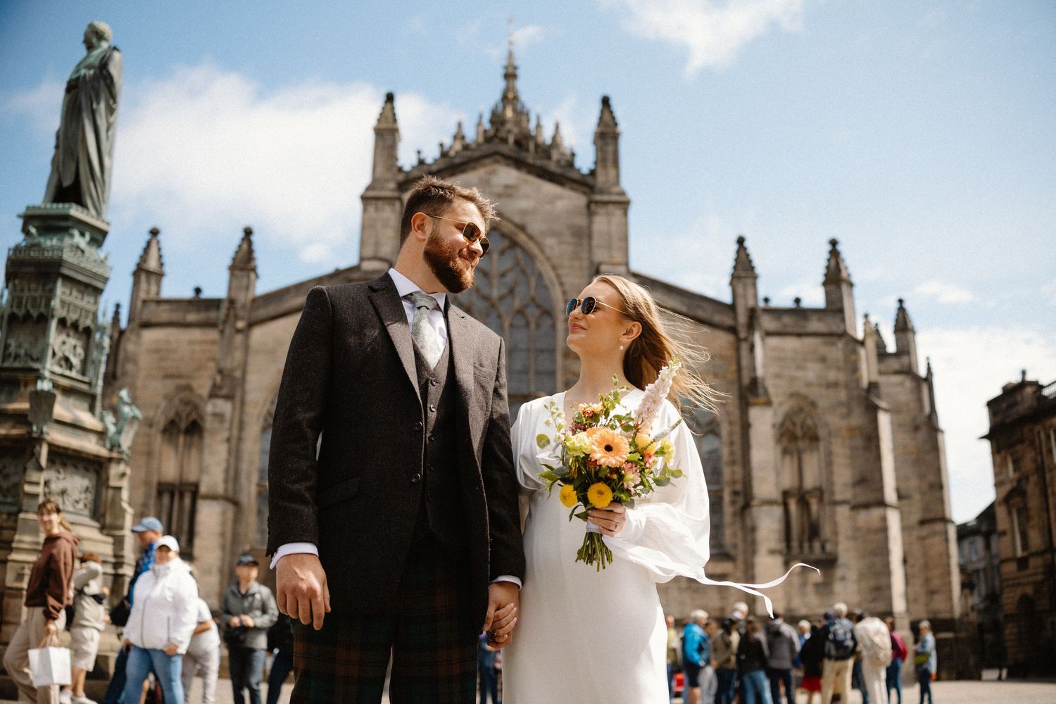 Wedding photos Edinburgh city walk