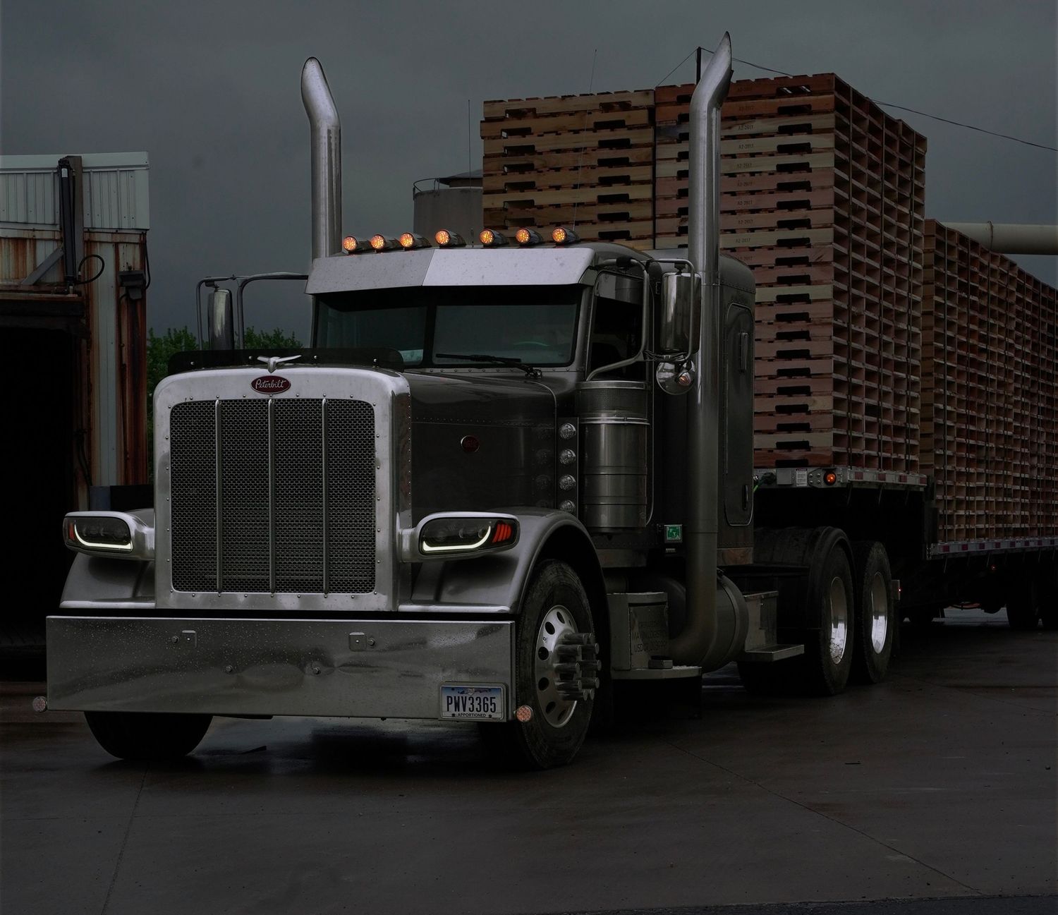 Peterbilt with a flatbed load of pallets